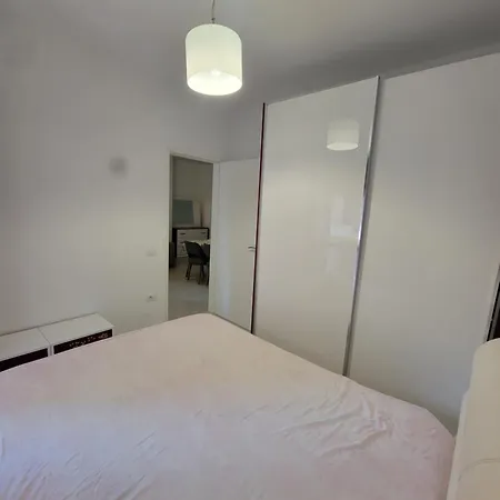 Henri's - 2 Apartment