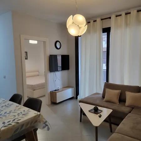 Henri's - 2 Apartment