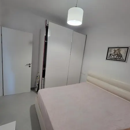 דירה Henri's - 2 *