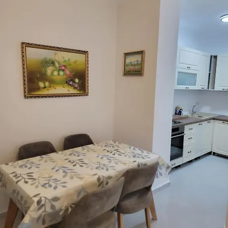דירה Henri's - 2 *